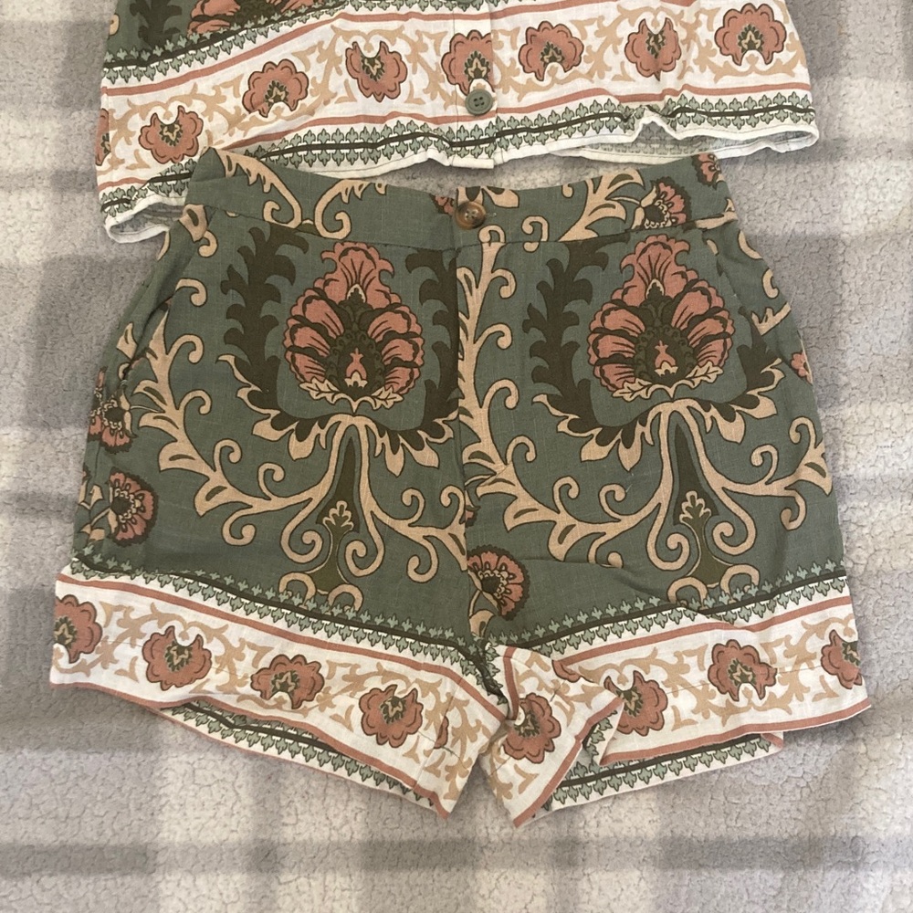 Source Unknown Olive Green & Tan Floral Cropped Romper Set - Picture 3 of 4